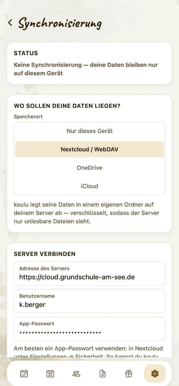 Die Synchronisierung auf dem iPhone: „Wo sollen deine Daten liegen?“ mit „Nextcloud / WebDAV“ ausgewählt, darunter Adresse, Benutzername und App-Passwort für den eigenen Server.